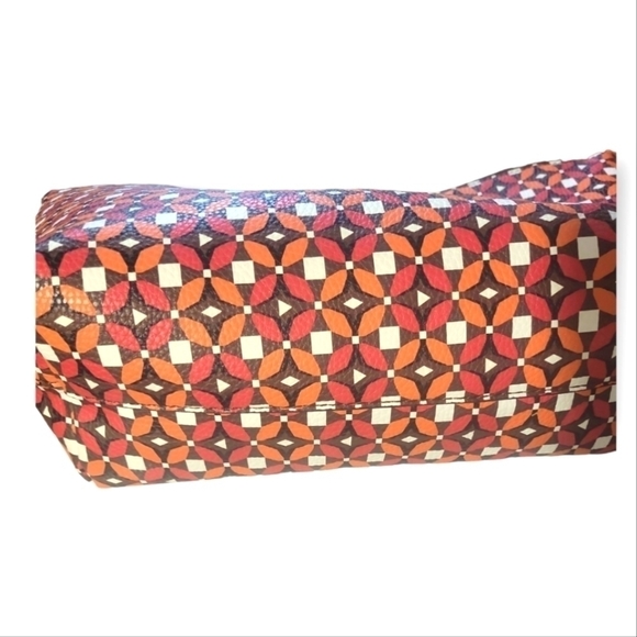 Guess Bobbi Nesting Large Reversible Tote with Coordinating Small Bag (Set) - Picture 9 of 15